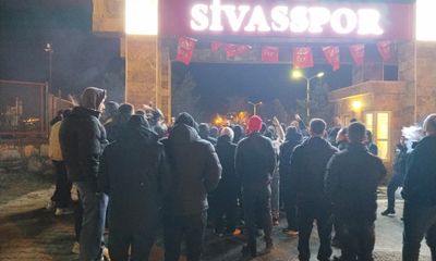 Sivasspor’da Son Dakika Şoku: Adana Demirspor Beraberliği Sonrası Tesisler Önünde Protesto