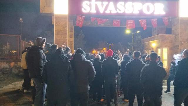 Sivasspor’da Son Dakika Şoku: Adana Demirspor Beraberliği Sonrası Tesisler Önünde Protesto