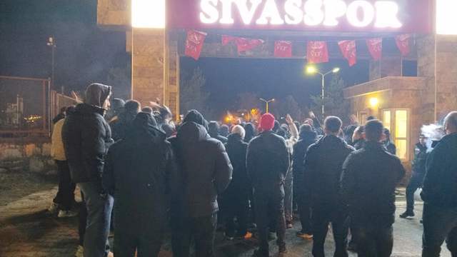 Sivasspor’da Son Dakika Şoku: Adana Demirspor Beraberliği Sonrası Tesisler Önünde Protesto