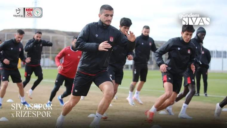 Antrenman sahasında, Sivasspor futbol takımı oyuncuları koşu yapıyor.