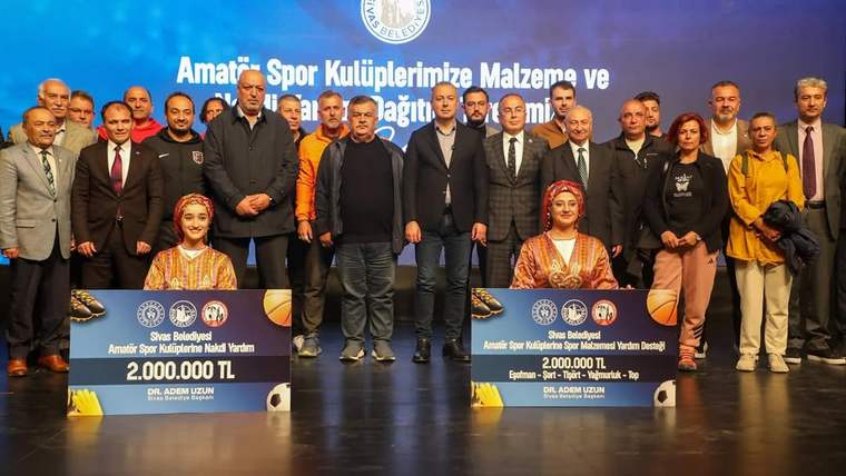 Sivas'ta Amatör Spor Haftası'nda Kulüplere Malzeme ve Nakdi Yardım Desteği