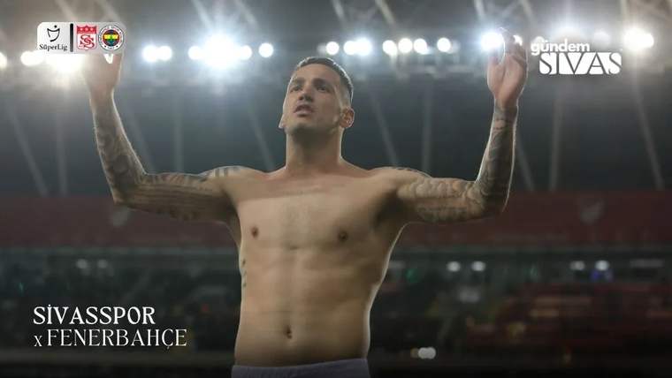 Stadyum ışıkları altında, kollarını kaldıran dövmeli ve formasız bir futbolcu; altta “Sivasspor x Fenerbahçe” yazısı.