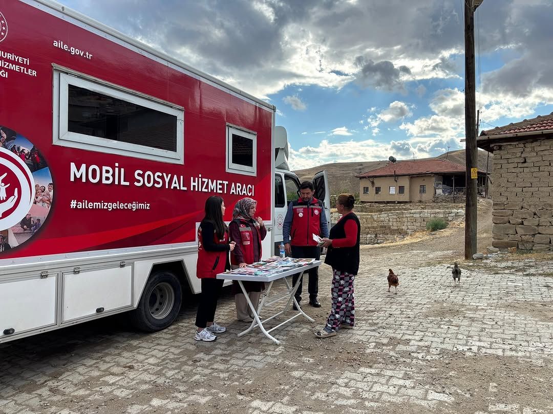 Sivas'ta Mobil Sosyal Hizmet Aracı Divriği ve Köylerinde Vatandaşlarla Buluştu