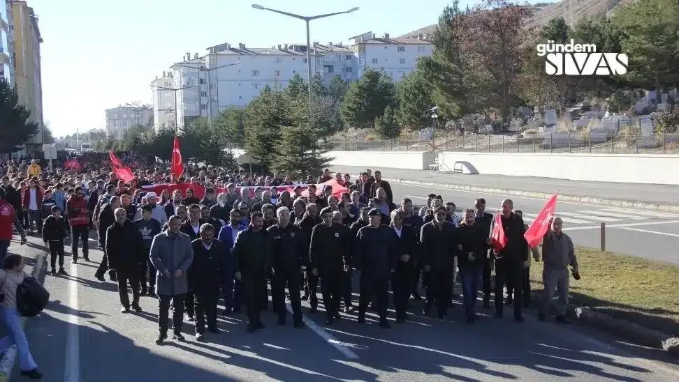 Binlerce Vatandaş Şehitler İçin Yürüdü