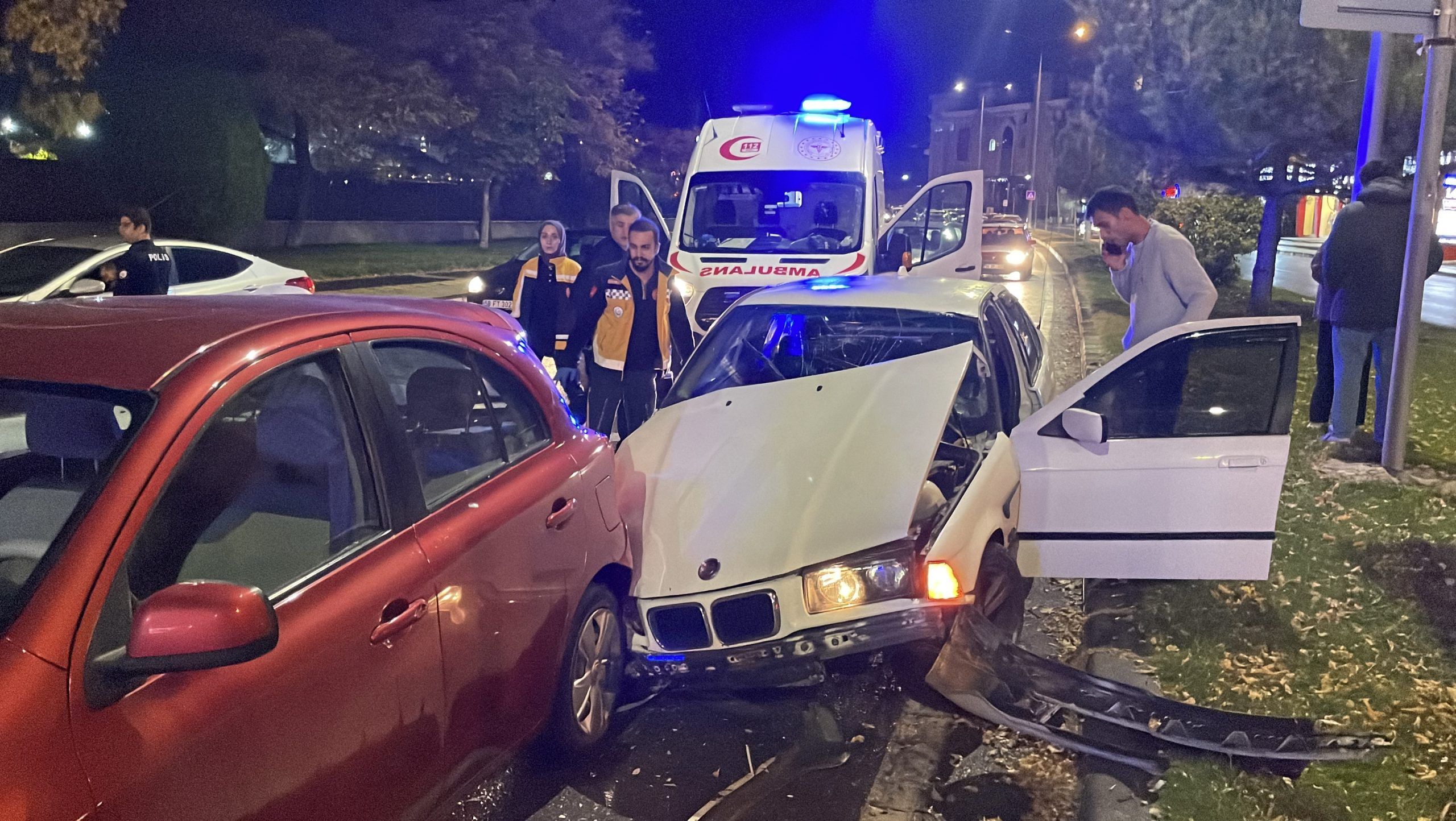 Sivas'ta Zincirleme Kaza: Kırmızı Işıkta Bekleyenlere Çarptı! 1 Yaralı