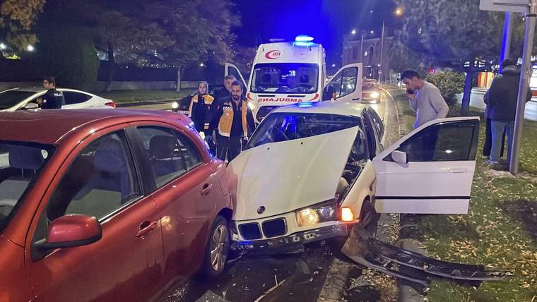 Sivas'ta Zincirleme Kaza: Kırmızı Işıkta Bekleyenlere Çarptı! 1 Yaralı