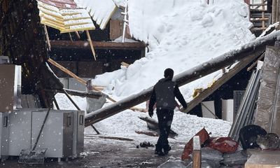 Sivas’ta Karın Ağırlığı Hayatı Zorladı: Çatılar Çöktü, Kar Temizleme Aracı Devrildi