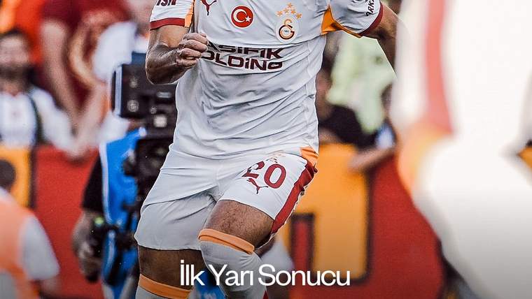 Galatasaray formalı 20 numaralı futbolcu koşarken görülüyor; altında “İlk Yarı Sonucu” yazısı yer alıyor.