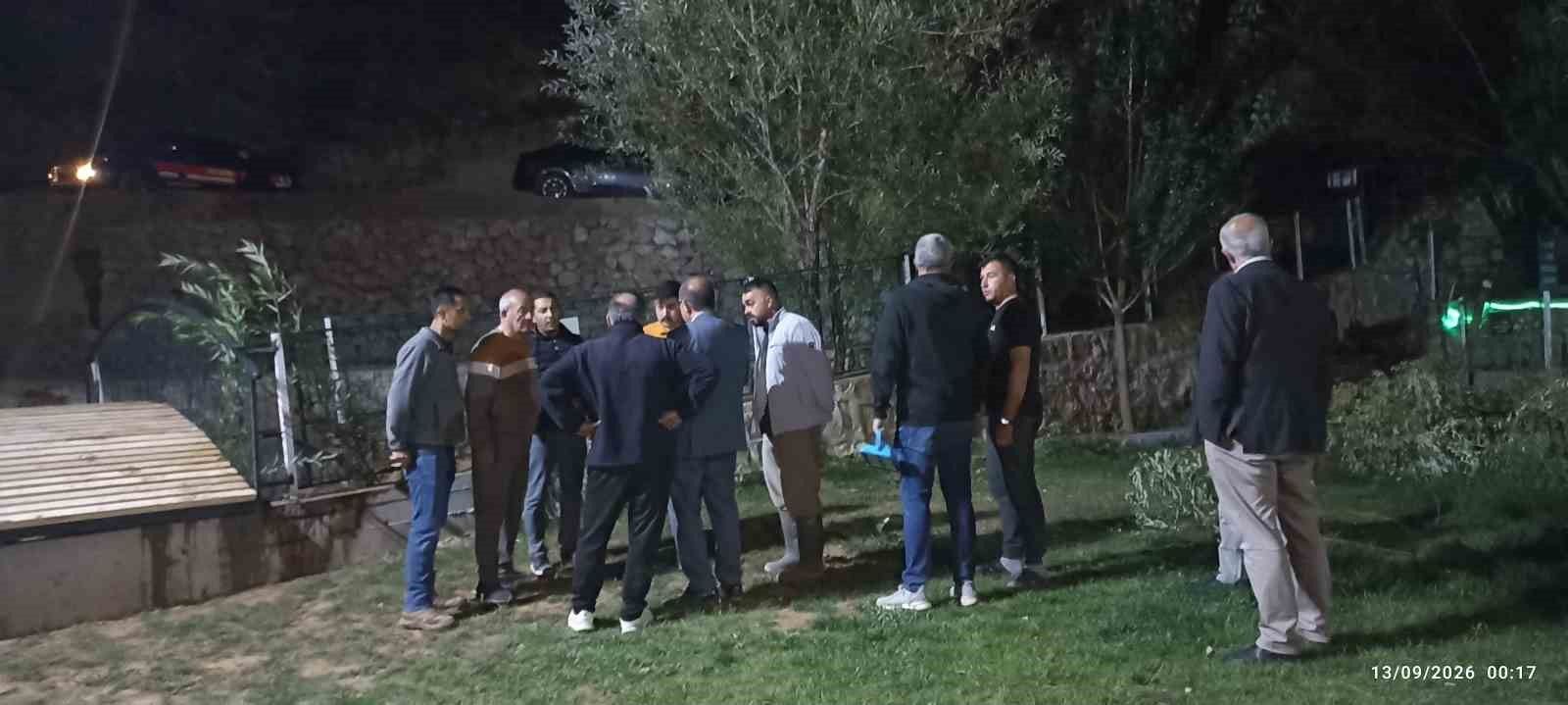 Gürün’de patlayan kanaldan çıkan su köye doğru ilerledi