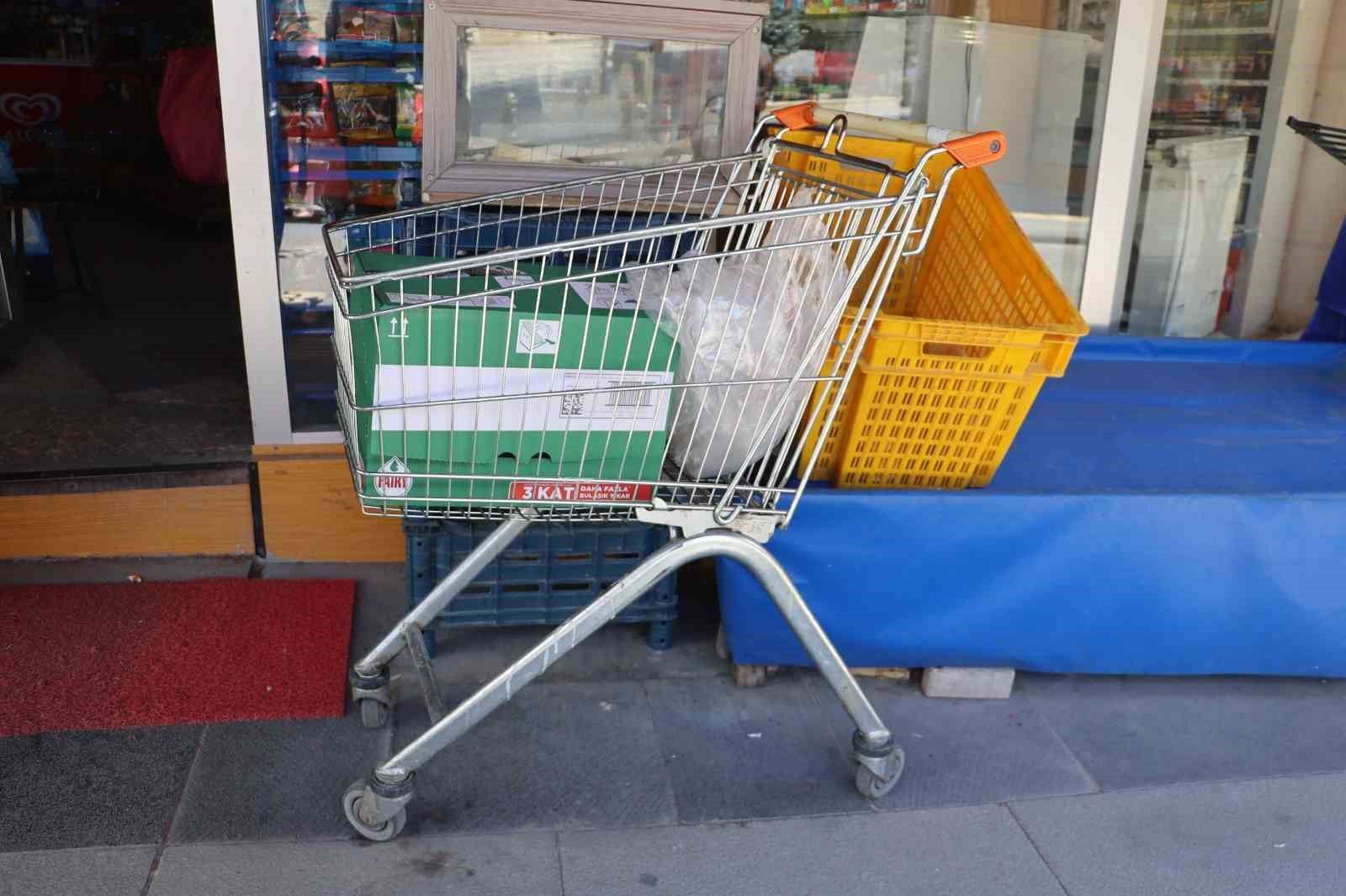 Market arabasını alan kişinin ne yaptığı kameralarda ortaya çıktı