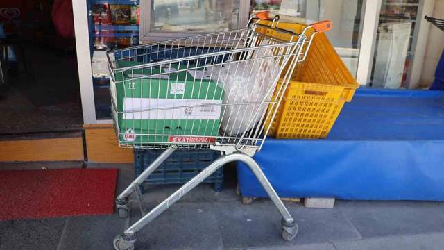 Market arabasını alan kişinin ne yaptığı kameralarda ortaya çıktı