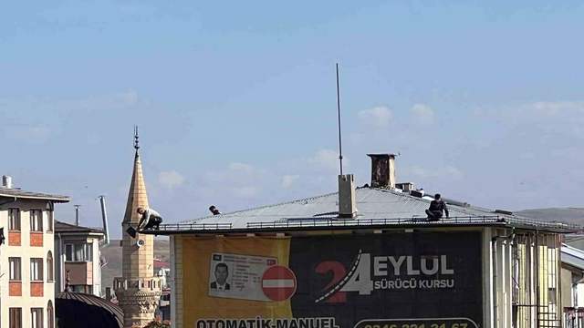 5 KATLI BİNANIN ÇATISINDA TEHLİKELİ ANLAR!