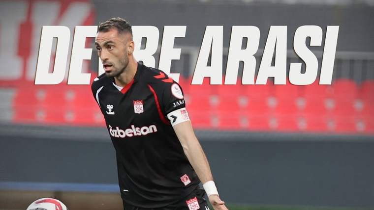 Siyah-kırmızı formalı 58 numaralı futbolcu, sahada topun yanında ilerlerken; altta 0-0 skoru görülüyor.