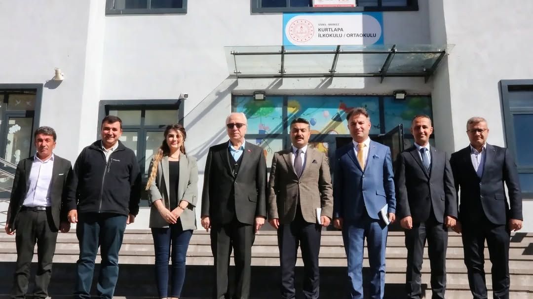 Sivas'ta Eğitim Yöneticilerinden Kurtlapa İlkokul Ortaokuluna Ziyaret