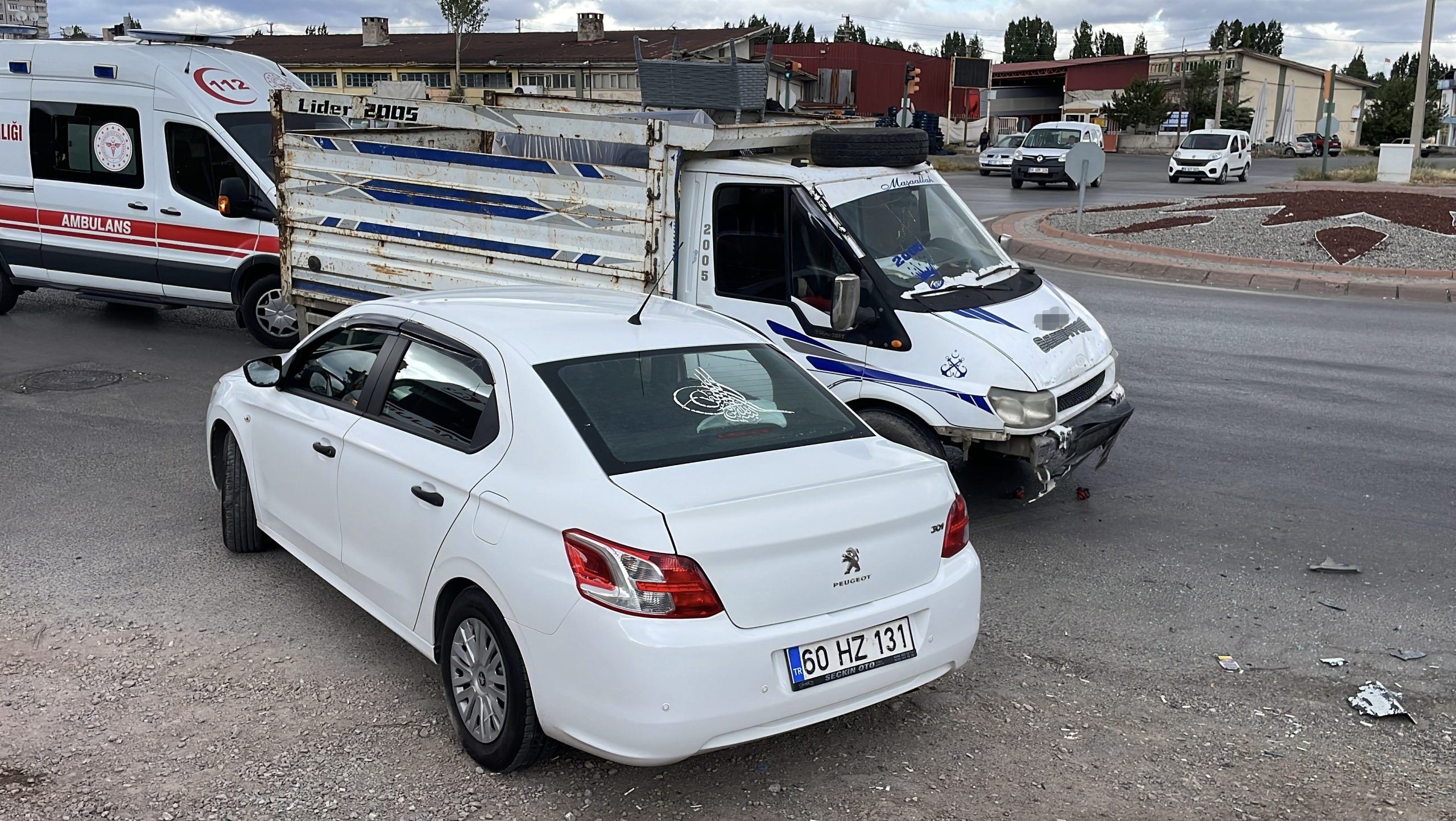 Sivas'ta Peugeot ile Kamyonet Çarpıştı: 3 Yaralı