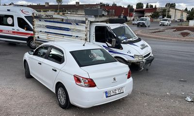 Sivas'ta Peugeot ile Kamyonet Çarpıştı: 3 Yaralı