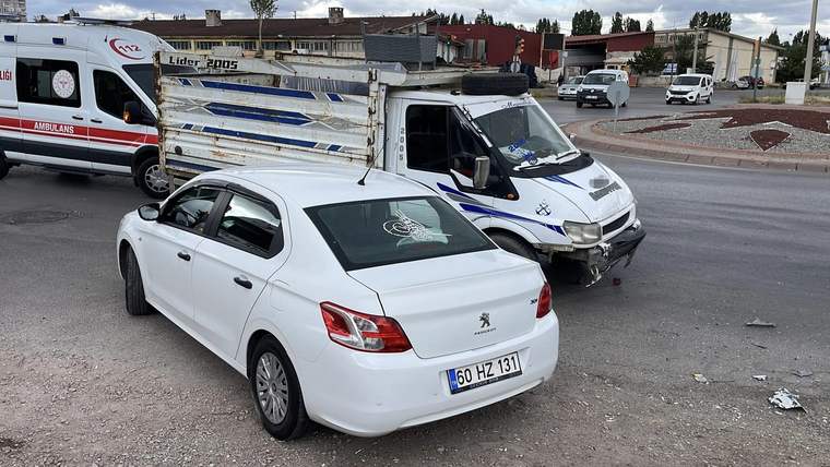 Sivas'ta Peugeot ile Kamyonet Çarpıştı: 3 Yaralı