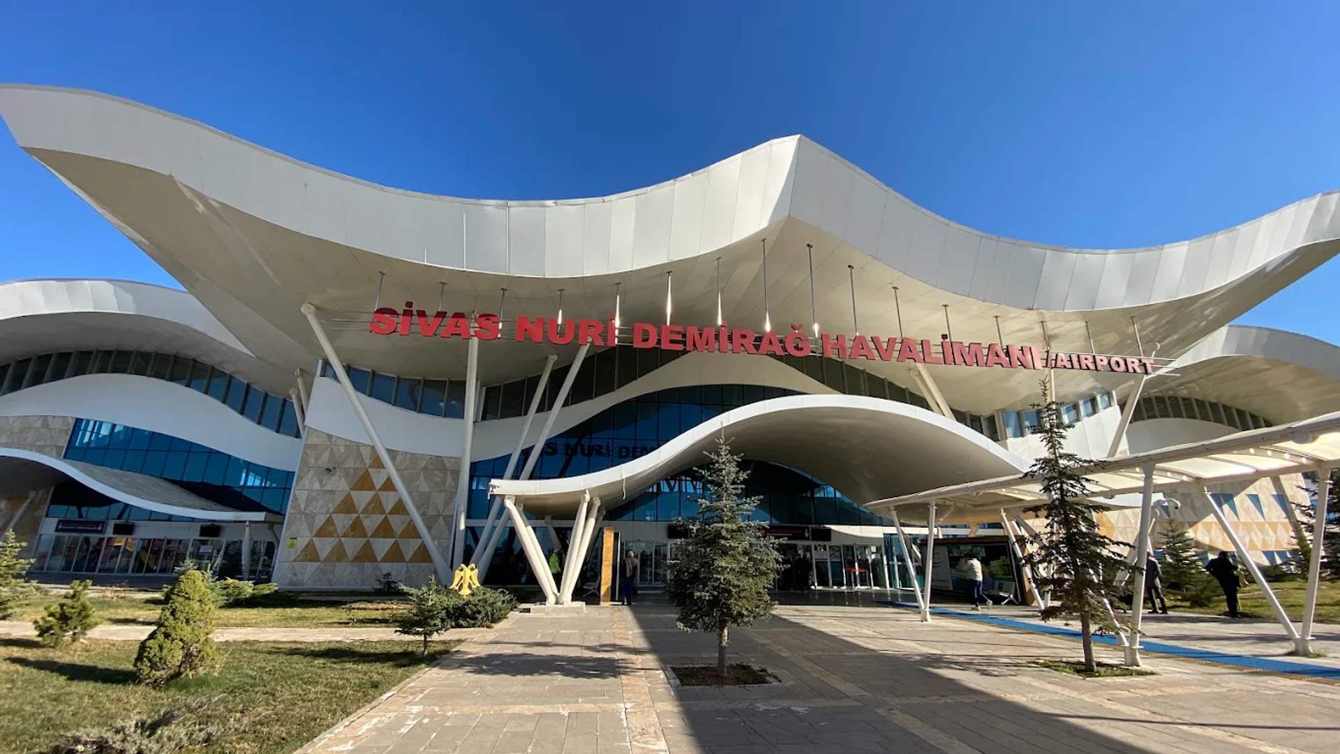 Sivas Nuri Demirağ Havalimanı’nda yeni pist ve terminal yenileme çalışmalarının 2027’de tamamlanması hedefleniyor.