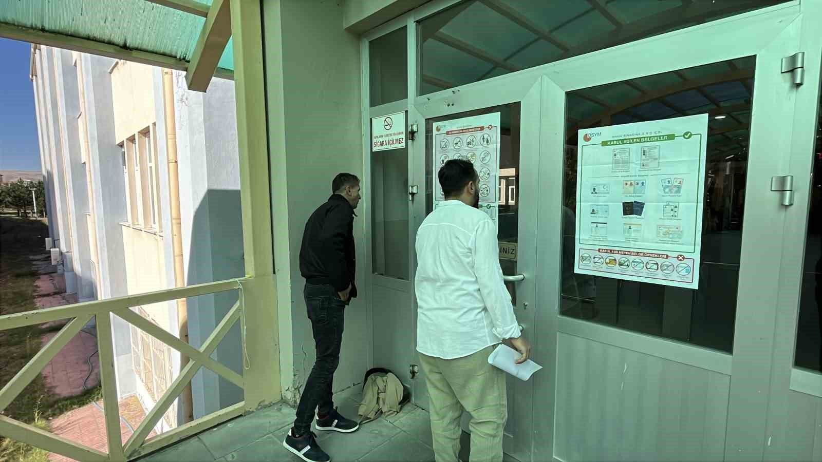 Sivas’ta sınav kapısına saniyeler sonra ulaşan genç alınmadı