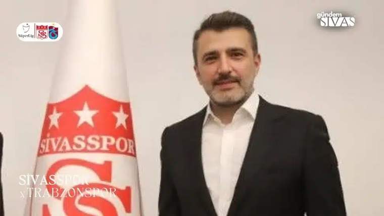Sivasspor'un logosunun yanında, takımın yöneticisi olduğu düşünülen bir kişi gülümsüyor.