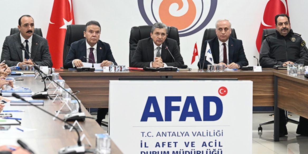 Dünyaca ünlü Konyaaltı Sahili'nde kaçak yapıya taviz yok! Hepsi yıkılacak - Birlik Haber Ajansı
