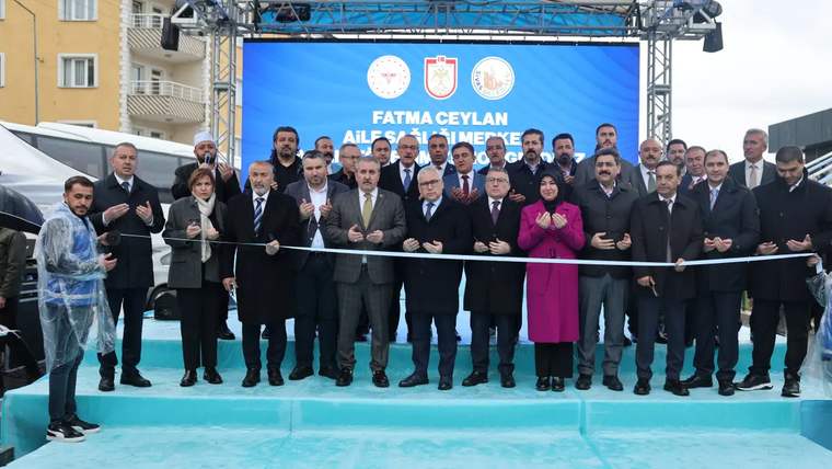 Açılış töreninde kurdele kesen kalabalık, sahnede yer alıyor.