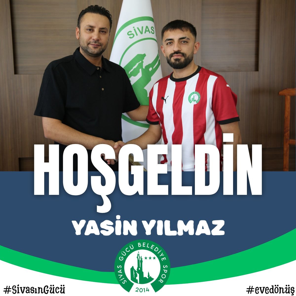 Bir futbolcu, kulüp yetkilisiyle birlikte poz veriyor; futbolcu, kırmızı-beyaz formasıyla görünüyor.