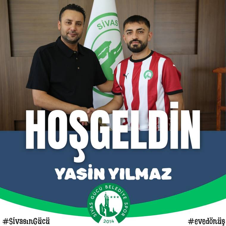 Bir futbolcu, kulüp yetkilisiyle birlikte poz veriyor; futbolcu, kırmızı-beyaz formasıyla görünüyor.