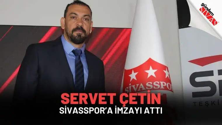 Sivasspor'un logosunun önünde duran bir adam, takımın formasını giymekte.