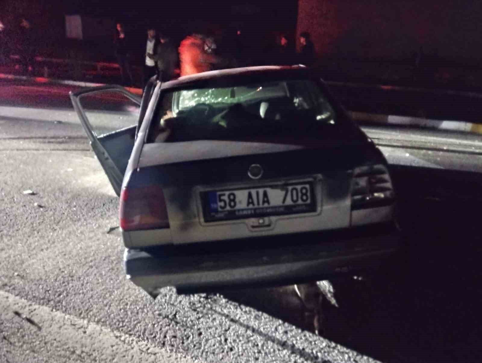 Suşehri’nde otomobil aydınlatma direğine çarptı: 1 yaralı