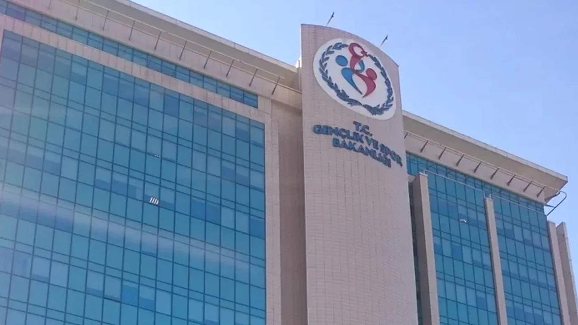 Gençlik ve Spor Bakanlığı, Ankara’daki merkez teşkilatı için 9 bilişim personeli alacak.