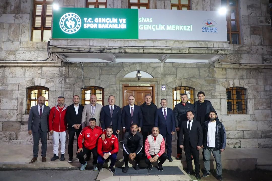 Üzerinde T.C. Gençlik ve Spor Bakanlığı ve Sivas Gençlik Merkezi yazan binanın önünde toplu duran kişiler