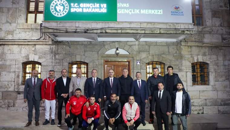 Üzerinde T.C. Gençlik ve Spor Bakanlığı ve Sivas Gençlik Merkezi yazan binanın önünde toplu duran kişiler