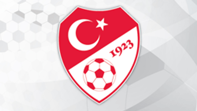 Kırmızı kalkan biçimindeki futbol amblemi üzerinde ay yıldız, 1923 yazısı ve futbol topu bulunuyor.