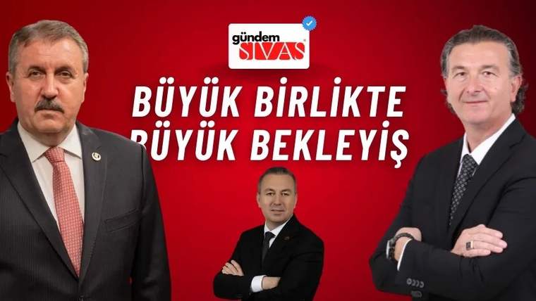 Üç kişi, kırmızı arka planda poz veriyor; soldaki kişi takım elbise giymekte.