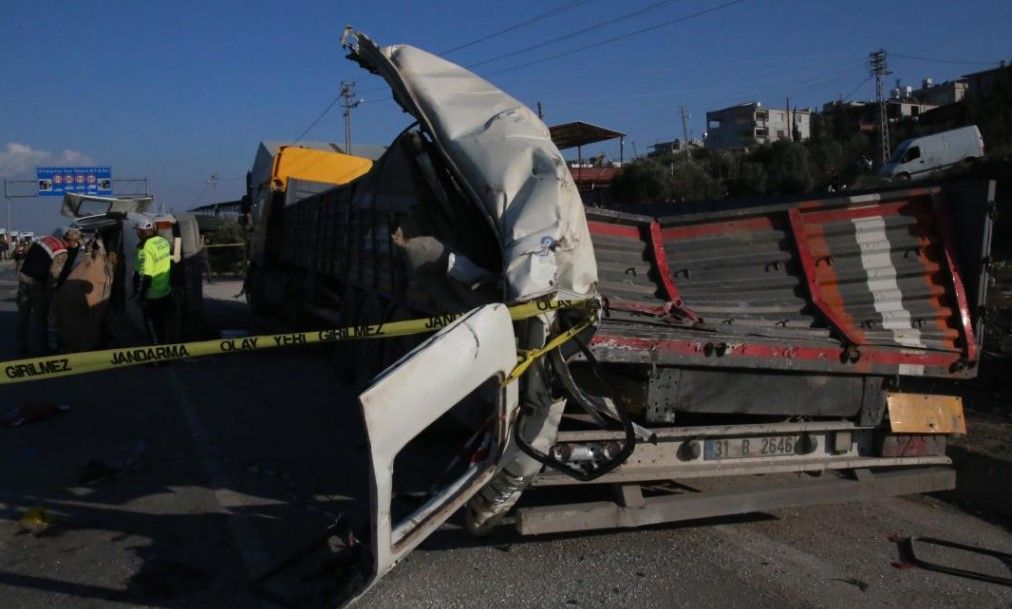 Hatay'da yolcu servisi park halindeki tıra çarptı: 6 ölü, 8 yaralı - Birlik Haber Ajansı