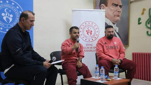 Dünya Şampiyonu Abdullah Kayapınar, Gazi Paşa Ortaokulu Öğrencileriyle Buluştu
