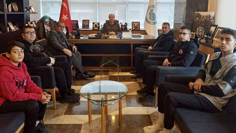 Bucak İmam Hatip lisesi öğrencilerinden büyük başarı: Ticaret ve Sanayi Odası Başkanı Meçikoğlu'na ziyaret - Birlik Haber Ajansı