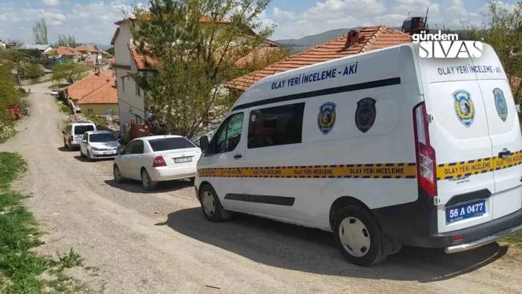 Konutların bulunduğu sokakta, üzerinde “Olay Yeri İnceleme” yazan beyaz minibüs ve park edilmiş araçlar görülüyor.