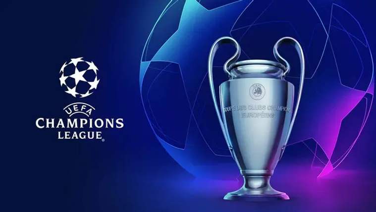 UEFA Şampiyonlar Ligi logosu yanında, mavi ve mor arka plan önünde gümüş kupa duruyor.