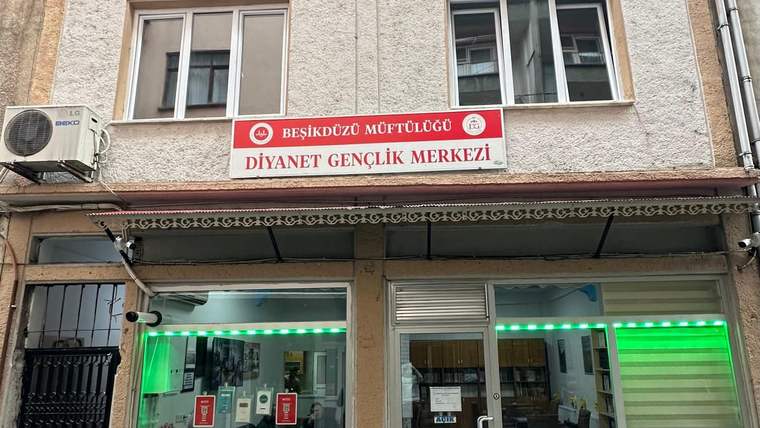 Üç katlı binanın girişinde “Beşikdüzü Müftülüğü Diyanet Gençlik Merkezi” yazılı tabela bulunuyor.