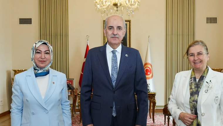 TBMM Başkanı Numan Kurtulmuş, yanında iki kadın milletvekili ile birlikte poz veriyor.