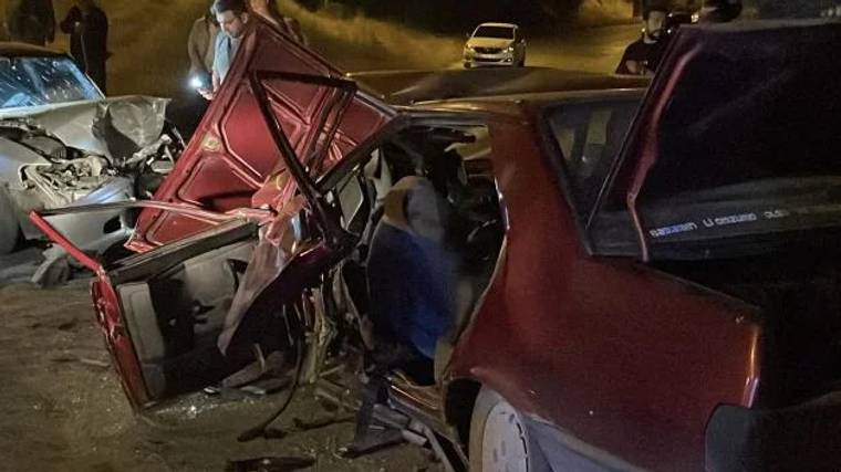 Kaza sonrası hasar görmüş bir otomobil, kapıları açık şekilde yolda duruyor.