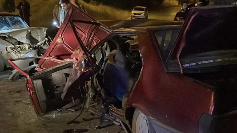 Kaza sonrası hasar görmüş bir otomobil, kapıları açık şekilde yolda duruyor.