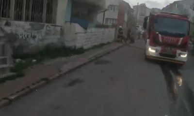 Sivas’ta metruk bina yangını! İtfaiyecilerin alevlerle mücadelesi kamerada