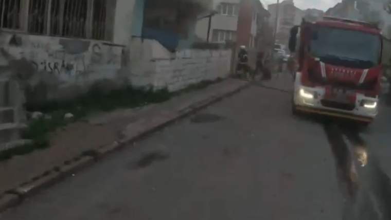Sivas’ta metruk bina yangını! İtfaiyecilerin alevlerle mücadelesi kamerada