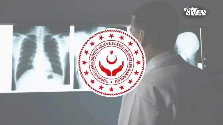 Arkadan görülen bir kişi akciğer röntgenlerine bakıyor; önde kırmızı-beyaz dairesel bir sağlık amblemi bulunuyor.