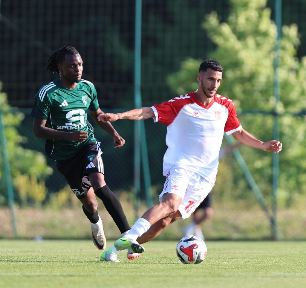 Sivasspor, Kocaelispor'a Hazırlık Maçında 2-1 Yenildi