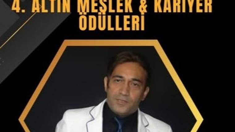 Siyah ve altın tasarımlı afişte, beyaz ceket ve mavi kravat giyen bir kişi altıgen çerçevede yer alıyor.