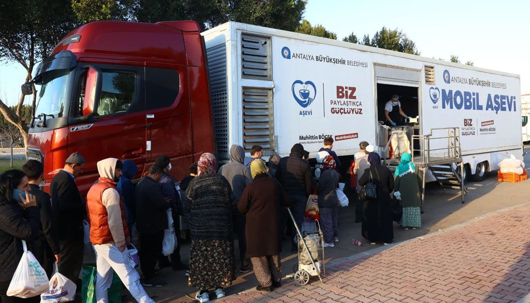 Antalya'da Ramazan boyunca mobil aşevi TIR'ı mahalle mahalle yemek dağıtıyor - Birlik Haber Ajansı